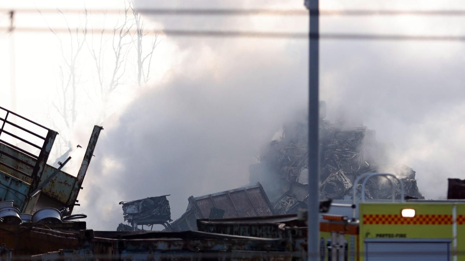 Espectacular incendio en una chatarrería de Jerez