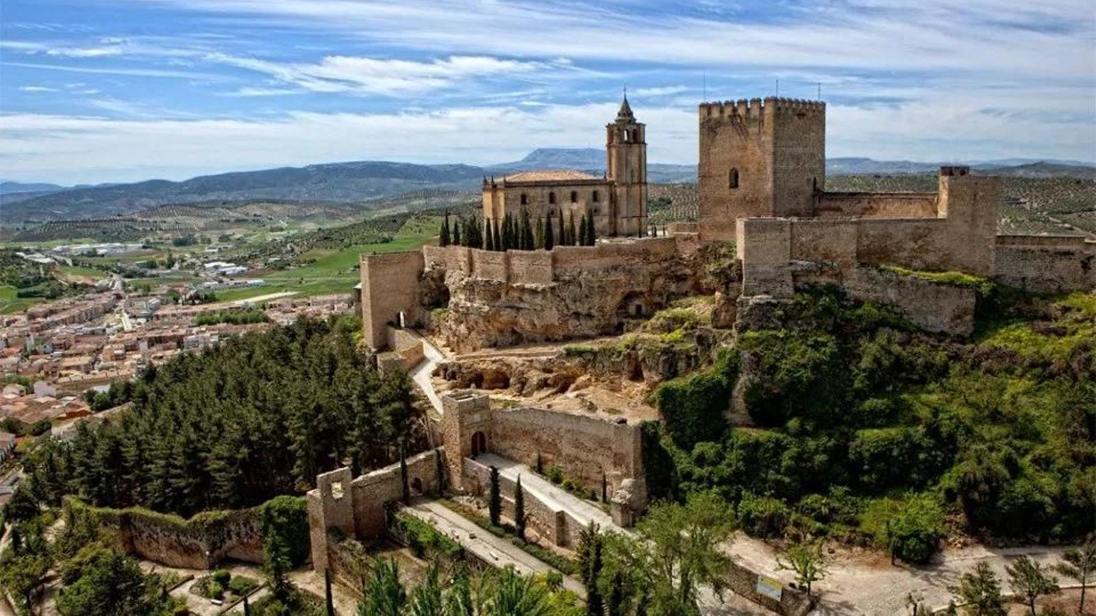 La impresionante Fortaleza de la Mota, vigía de Alcalá la Real.