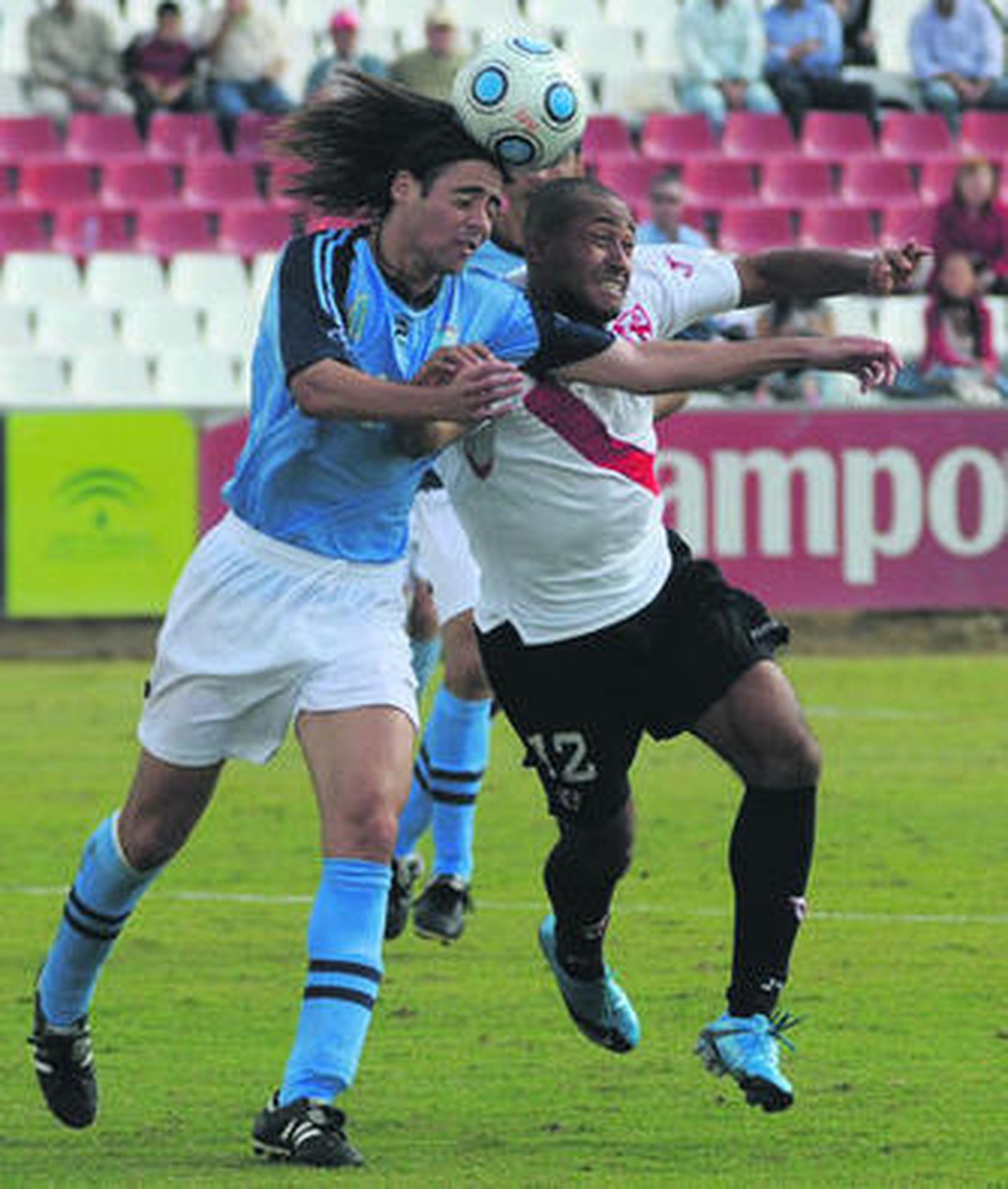 Lobato (i) se adelanta a un rival en el Lucena-Sevilla Atlético.