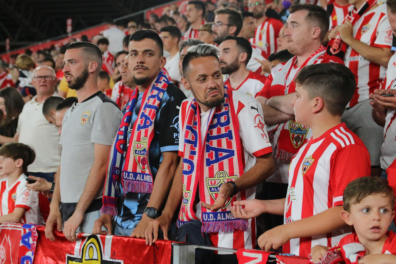 Las imágenes de la decepción de los aficionados del Almería