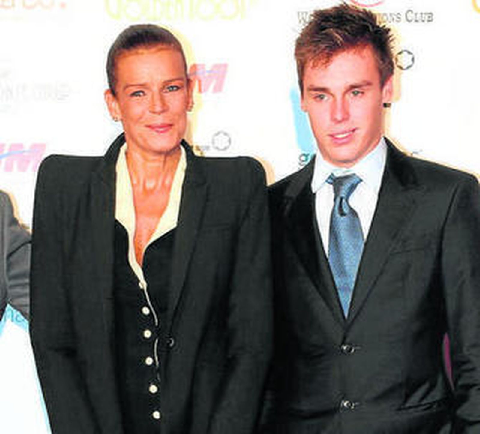 El hijo mayor de Estefanía da la cara con su madre