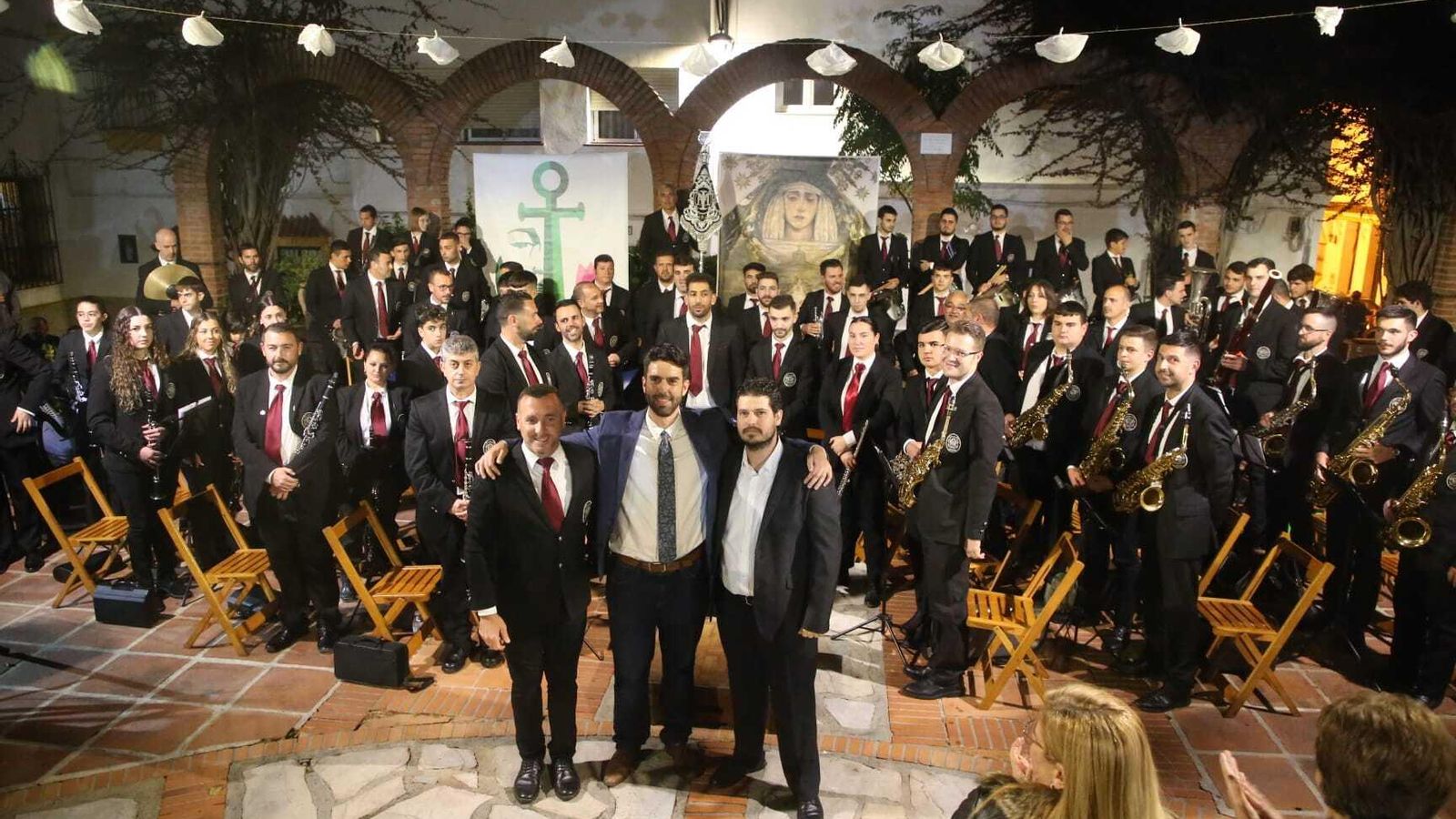 Diego Valdivia, junto a Francisco José Infantes, José Miñano y los integrantes de la banda de música Maestro Infantes, anoche en Algeciras.