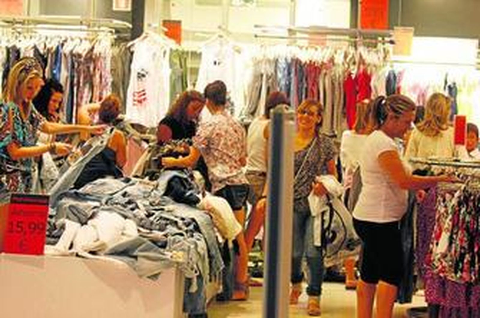 Una tienda de ropa, situada en Bahía Sur, con carteles de rebaja.