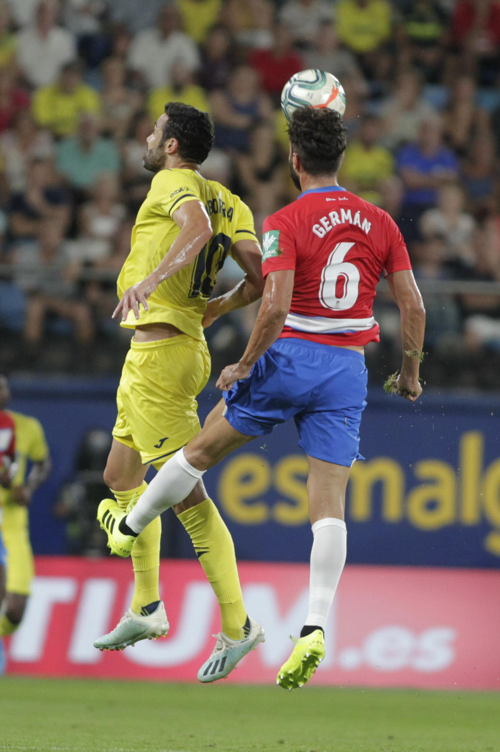 Germán disputa un balón aéreo con Vicente Iborra