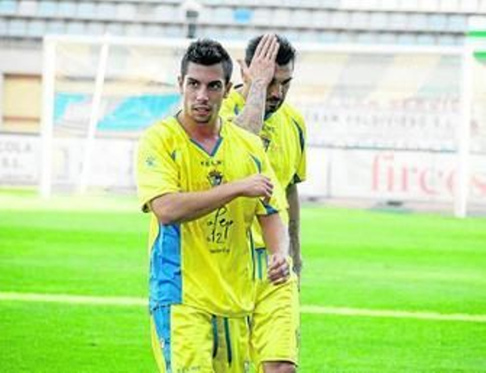 Carlos Caballero y Jose Serrano abandonan cabizbajos el campo tras perder en El Ejido.