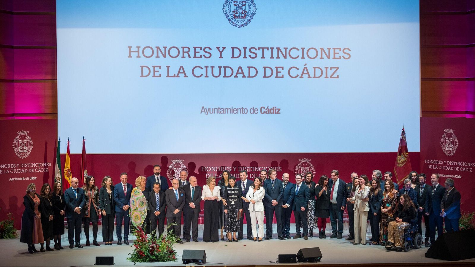 Foto de grupo de los Hijos e Hijas Predilectos y Adoptivos y de los representantes de los colectivos con Medalla de Oro de la Ciudad con los miembros de la Corporación.