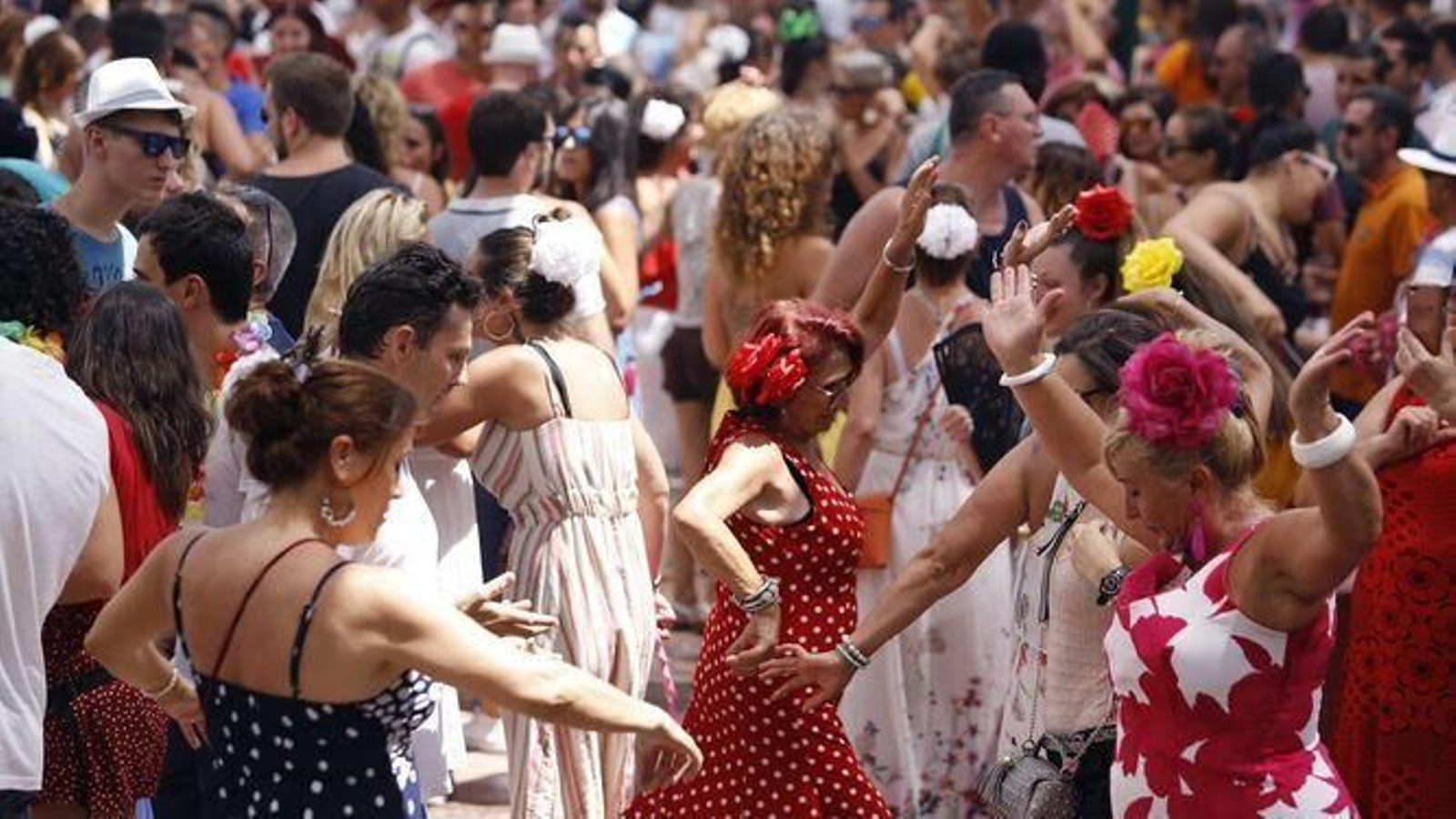 Un grupo baila flamenco en el centro de Málaga durante la Feria