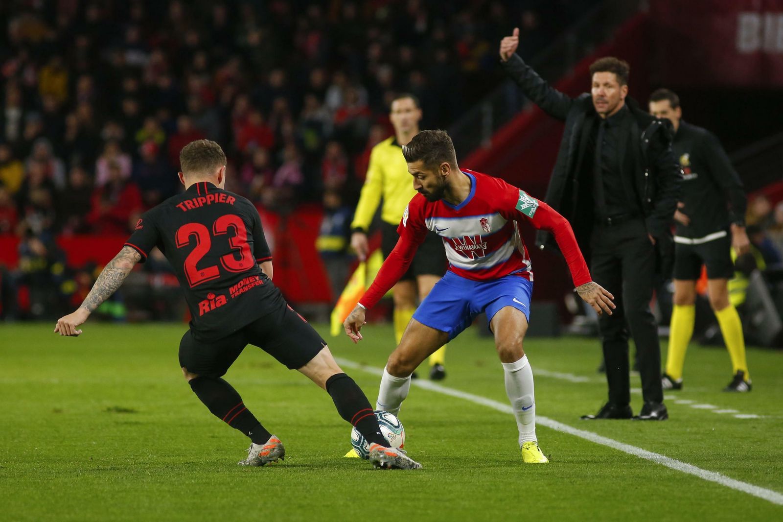 Vadillo encara a Trippier en una jugada del encuentro