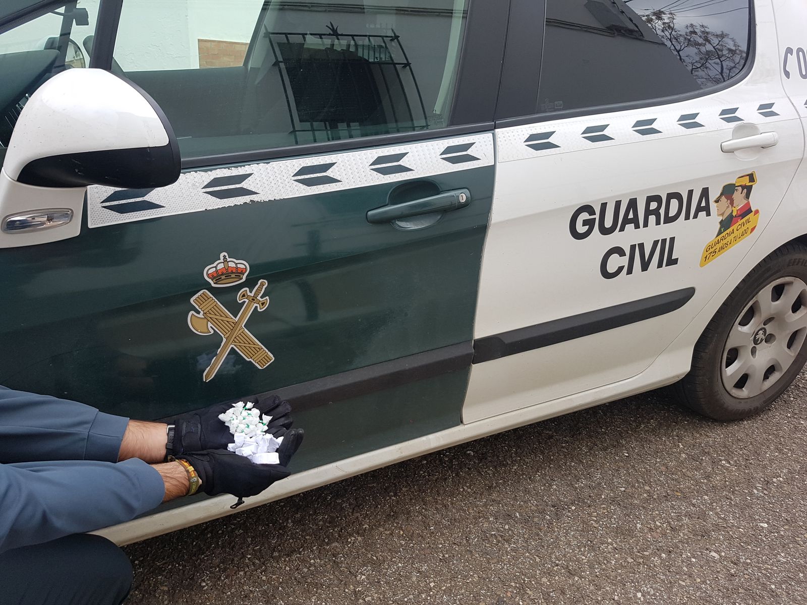 Un agente muestra la droga intervenida.