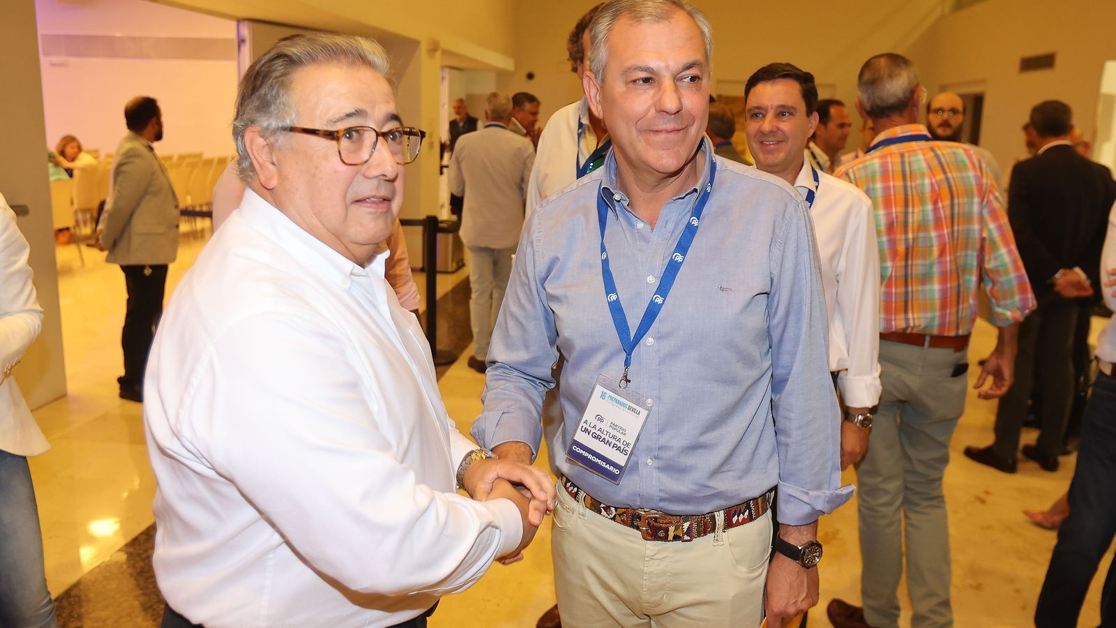 El candidato del PP a la Alcaldía, José Luis Sanz, saluda a Zoido.