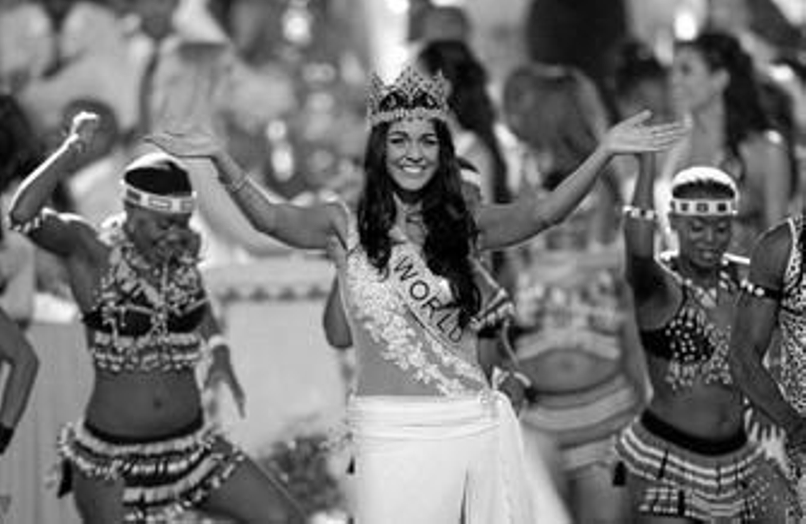 Kaiane Aldorino celebra bailando su título como la mujer más bella del mundo de este año.