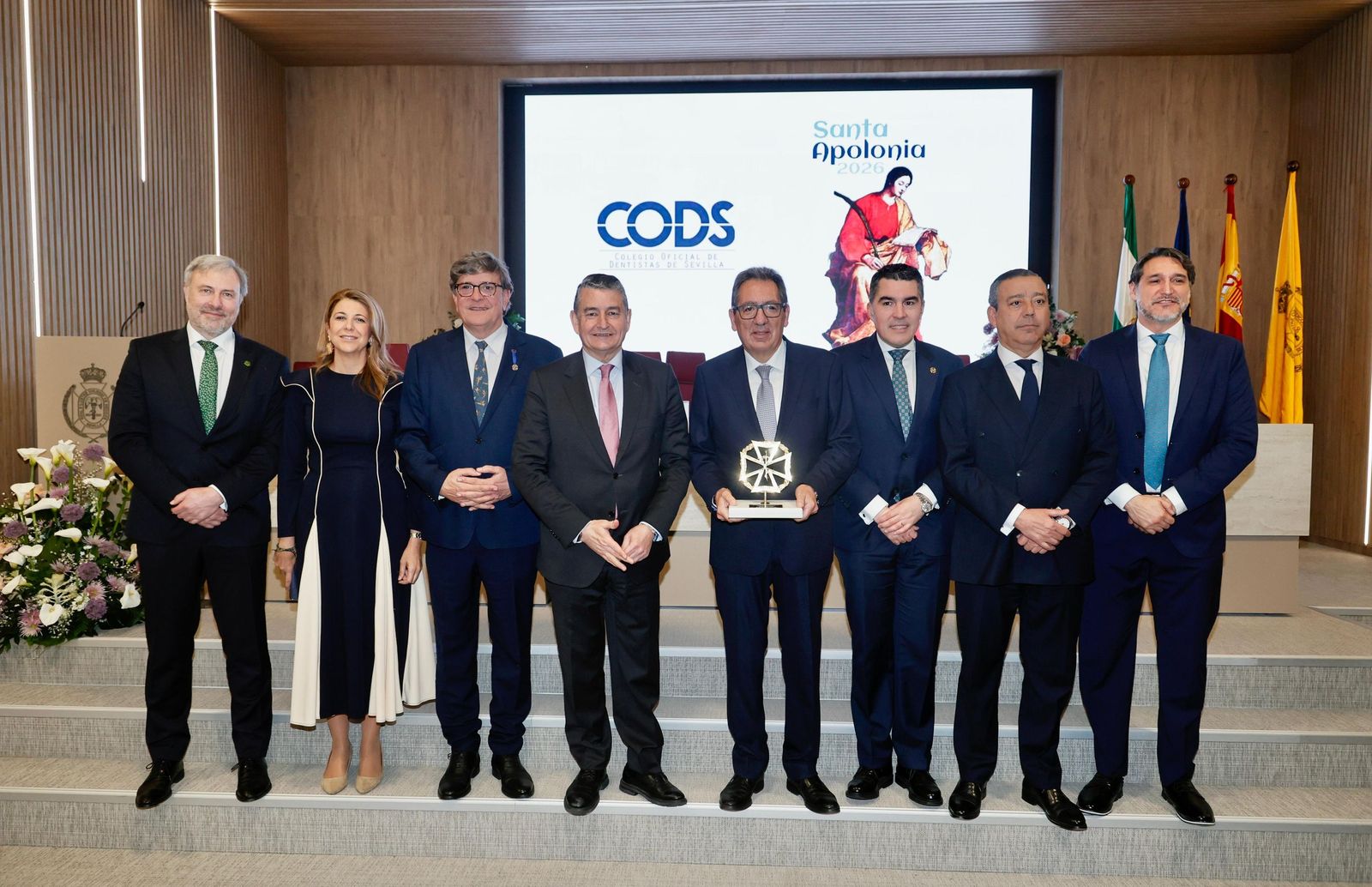 Foto de familia de los premiados junto a los representantes colegiales e institucionales.