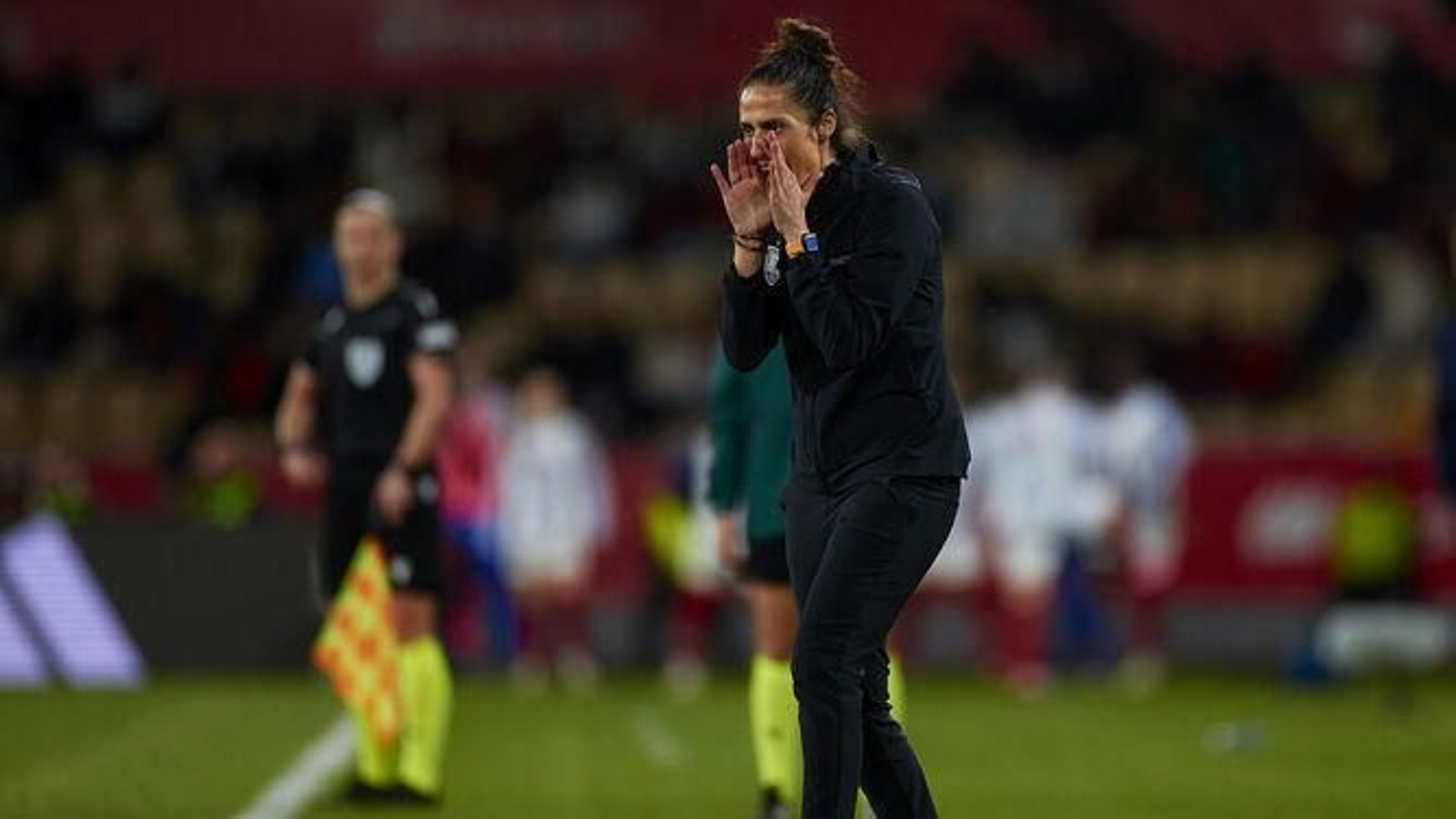 Montse Tomé da instrucciones a sus jugadoras durante el partido.
