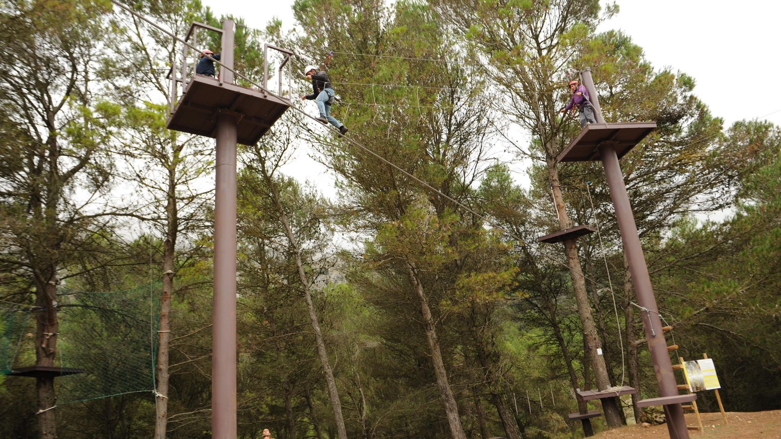 El parque de arborismo de Villanueva del Trabuco es un buen plan para un fin de semana. El parque de arborismo de Villanueva del Trabuco es un buen plan para un fin de semana.