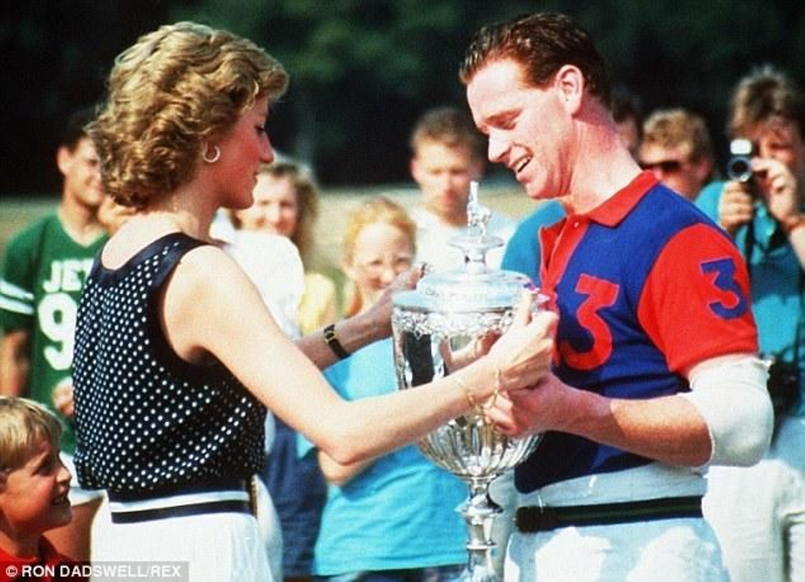 La princesa Lady Di entrega una copa a su amante, James Hewitt.