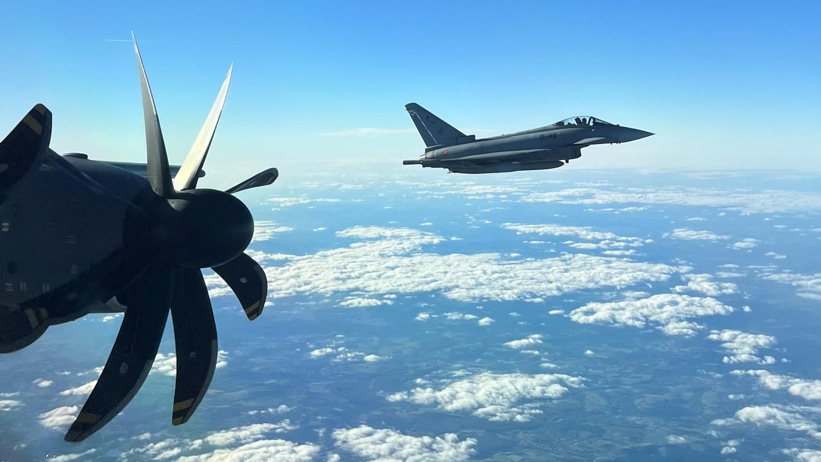 Uno de los eurofighter desplegados en Lituania visto desde el A400M.