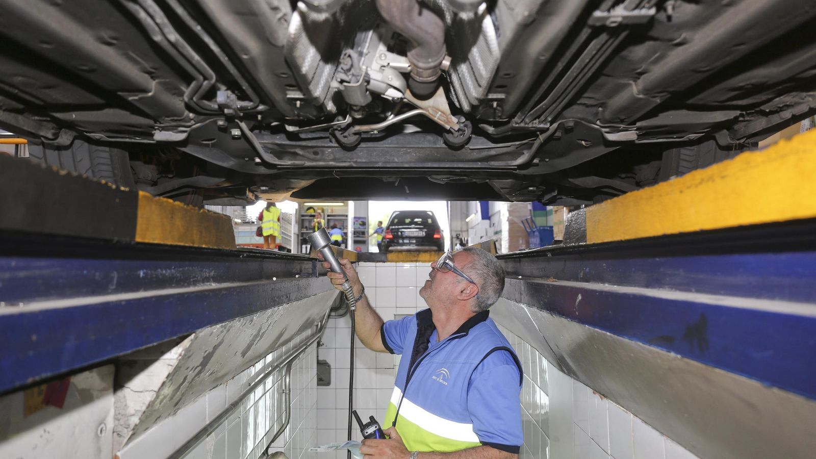 Un técnico de Veiasa inspeccionando un vehículo en una estación de ITV de Málaga