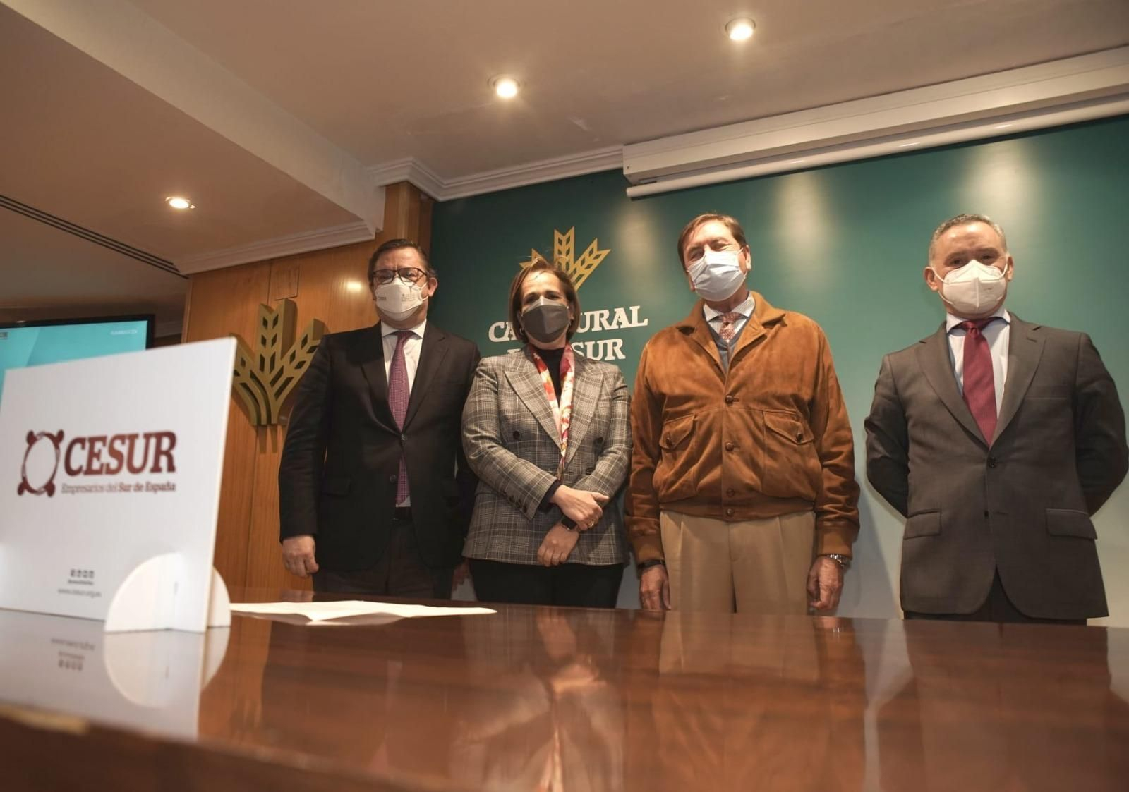 Representantes institucionales en la jornada organizada por Cesur.