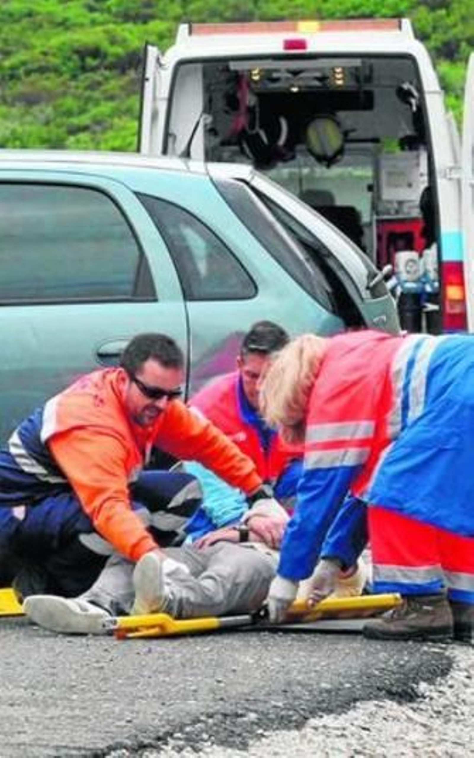 Personal sanitario atiende al joven herido en este accidente.