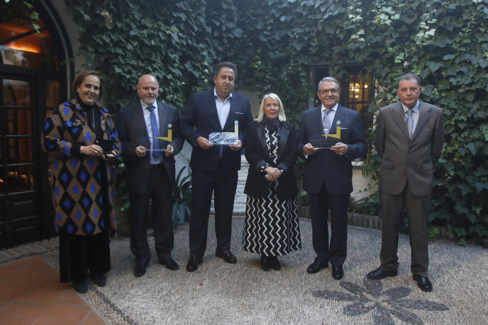 Foto de familia de los galardonados por los joyeros.