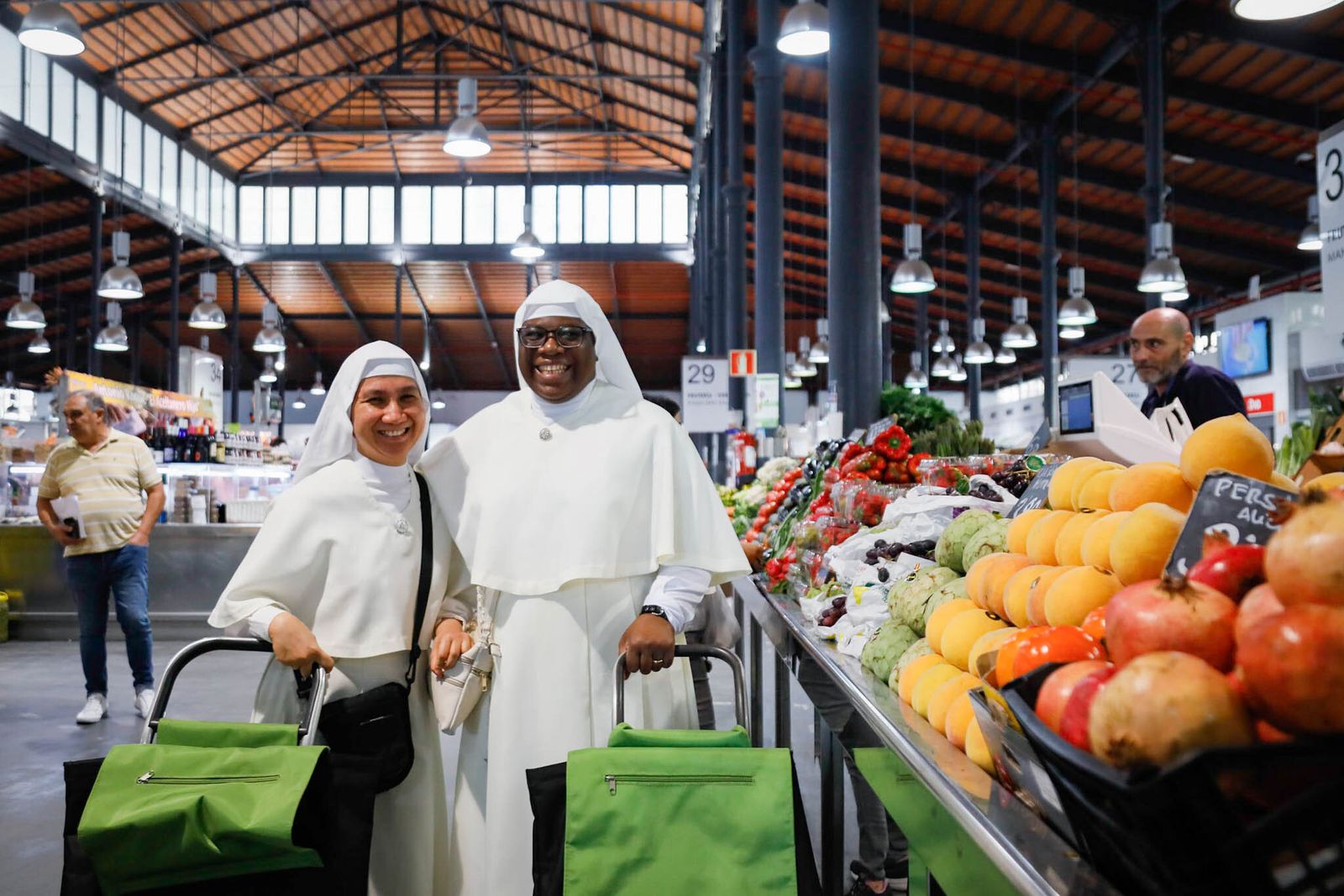 Sor Ana (derecha) es de Camerún y cuida de personas enfermas.