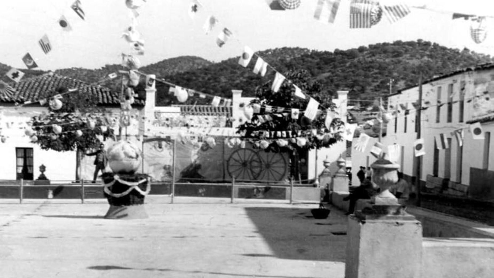 Paseo de Los Rosales de La Nava adornado para las Fiestas del Melocotón en 1970