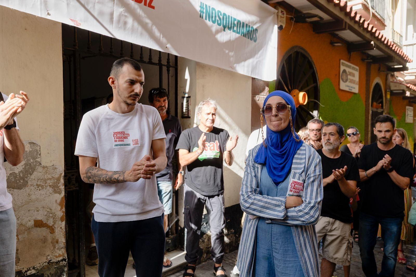 Jesús Miguel Prieto y Khaoula Ben- Kassem en la puerta de Javier de Burgos, 19.