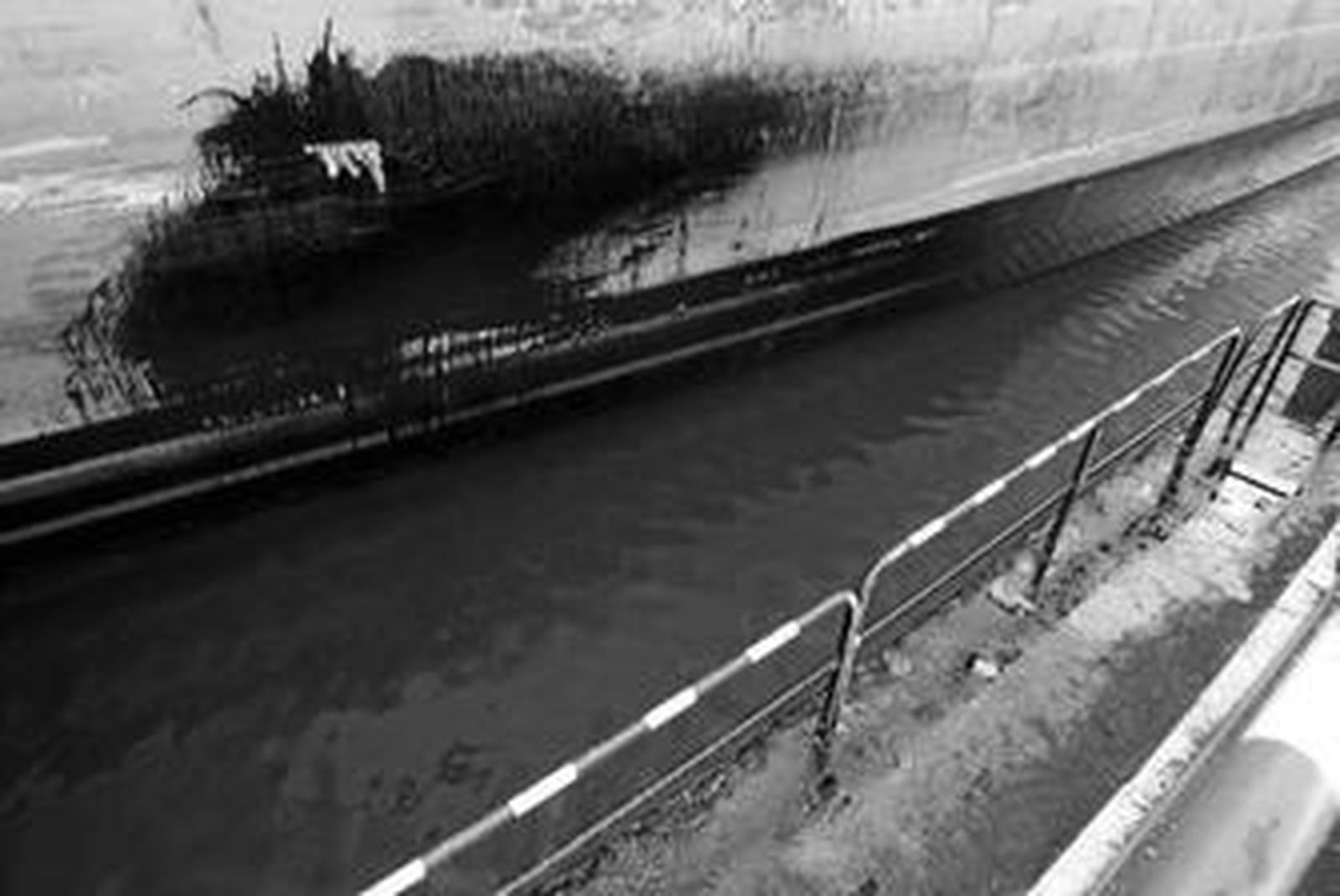 La grieta del 'MSC Shenzhen', taponada con paños.