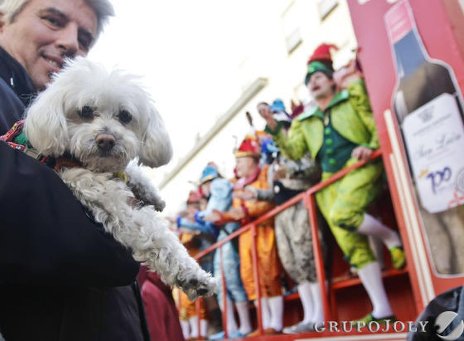 Las calles se llenan de agrupaciones oficiales e ilegales que reciben el aplauso de aficionados que logran disfrutar de una fiesta menos concurrida que la del domingo

Foto: Julio Gonzalez
