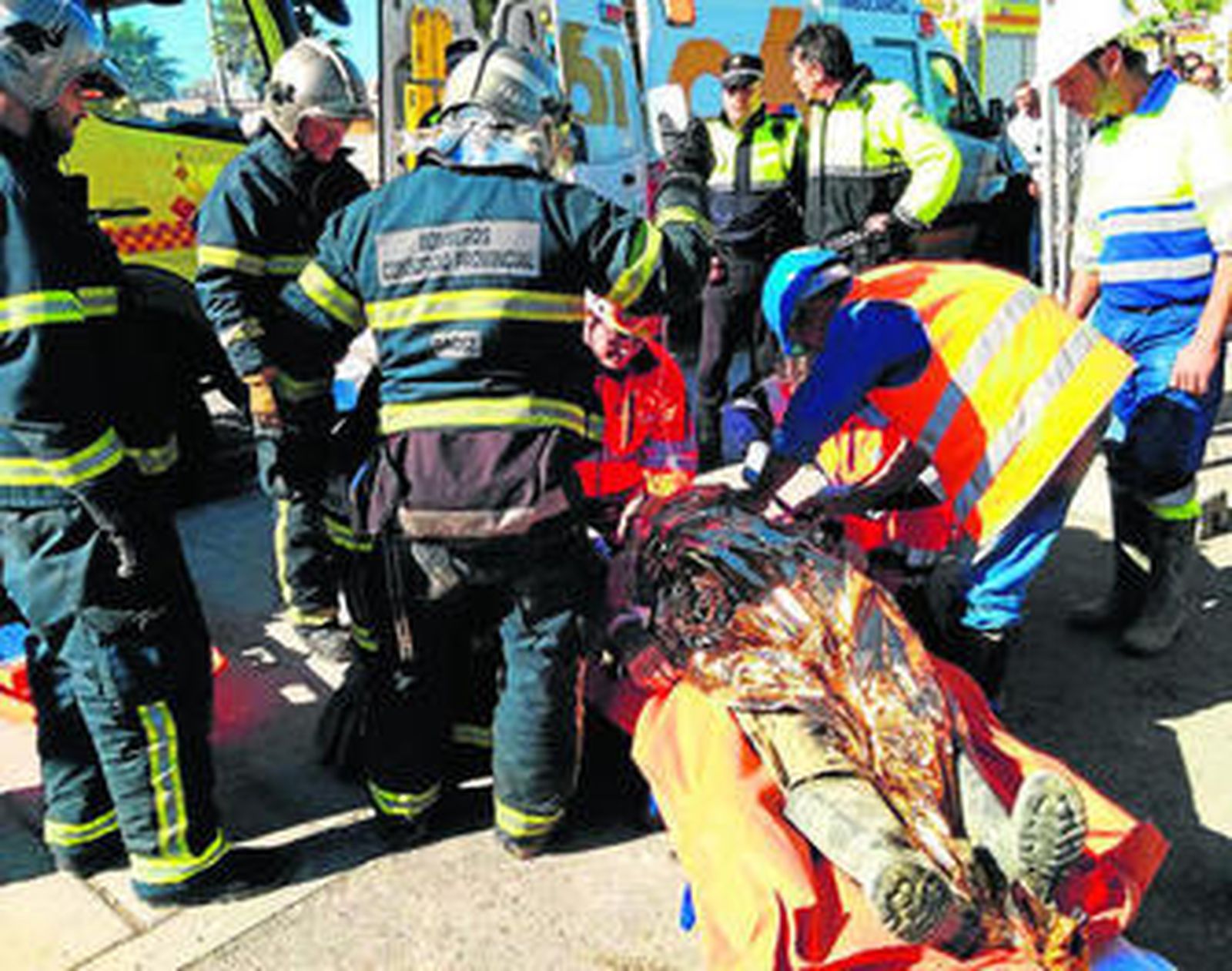 Sanitarios atienden a una víctima de un accidente laboral rescatada por los Bomberos en noviembre de 2014.