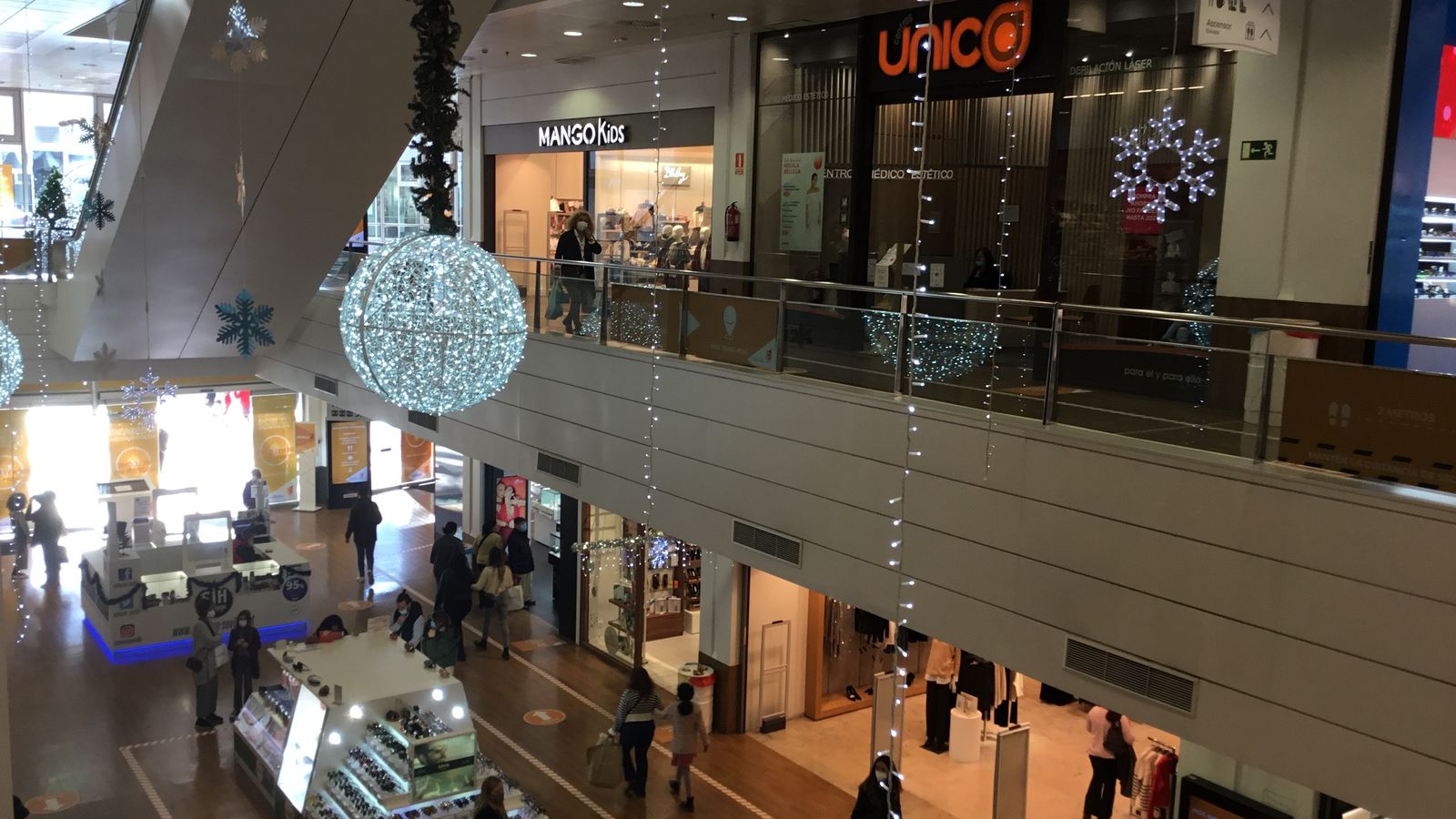 El Centro Comercial Nervió Plaza engalanado de Navidad.