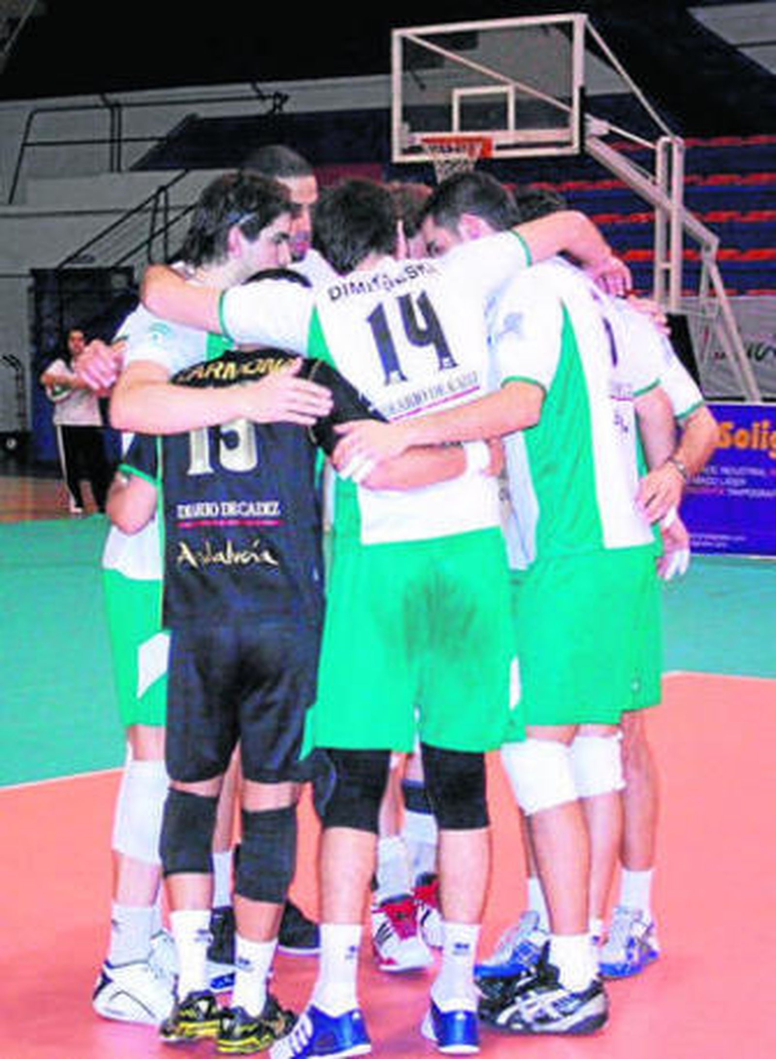 El equipo hace piña durante la despedida de la Superliga en casa.