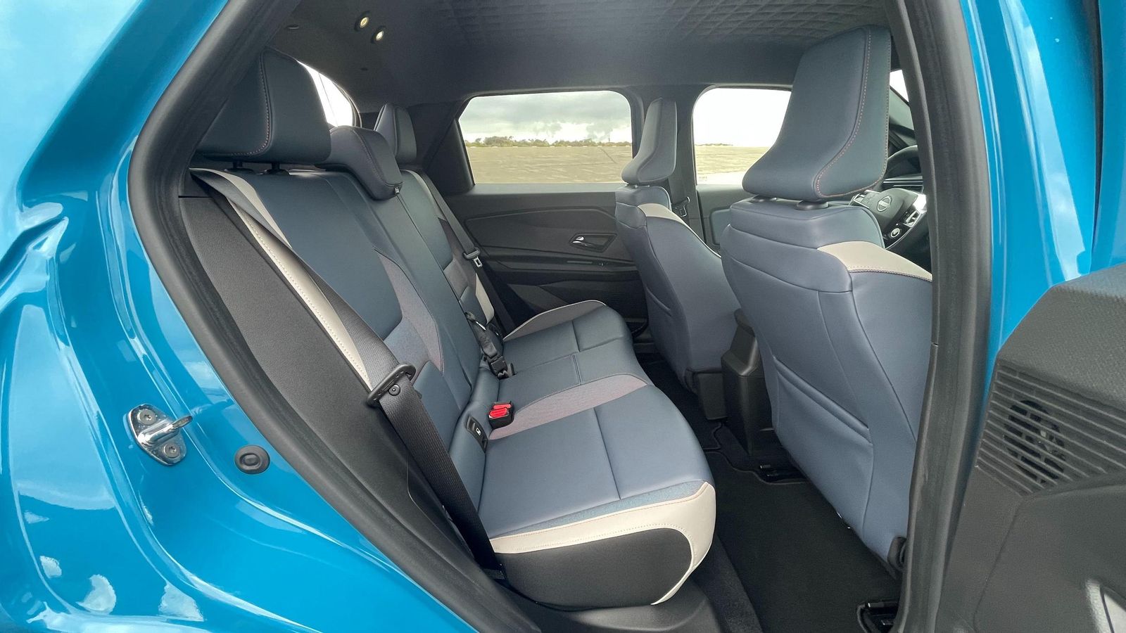 El espacio en las plazas traseras, sobre todo por la cota longitudinal, es el mayor hándicap de habitabilidad de este Nissan Micra.