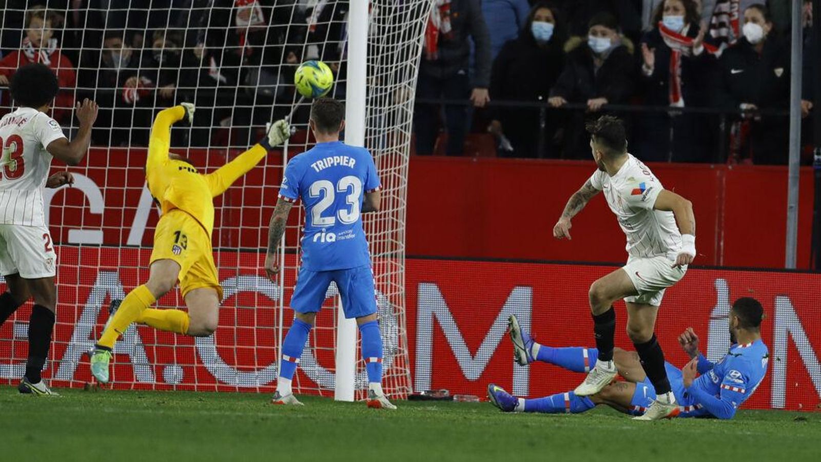 Momento en el que el balón entra en la red tras el empalme de Ocampos.