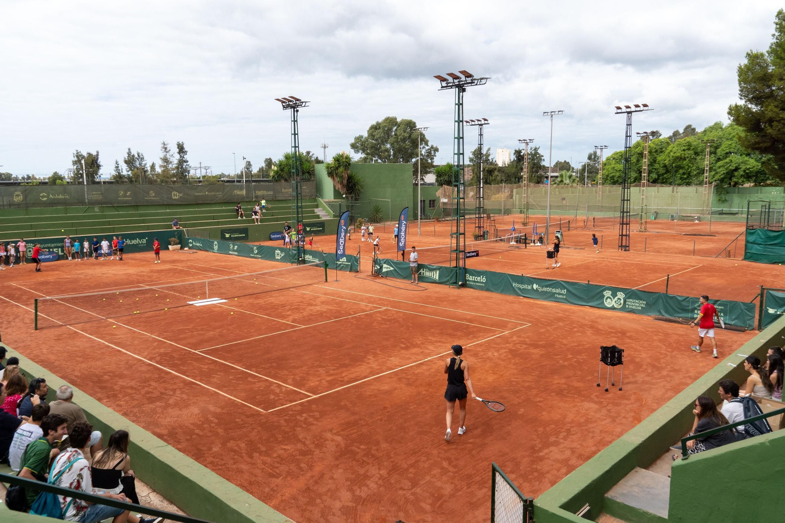 Imágenes del Clinic con Paula Badosa, Jessica Bouzas y los alumnos de la escuela del Real Club Recreativo de Tenis de Huelva  