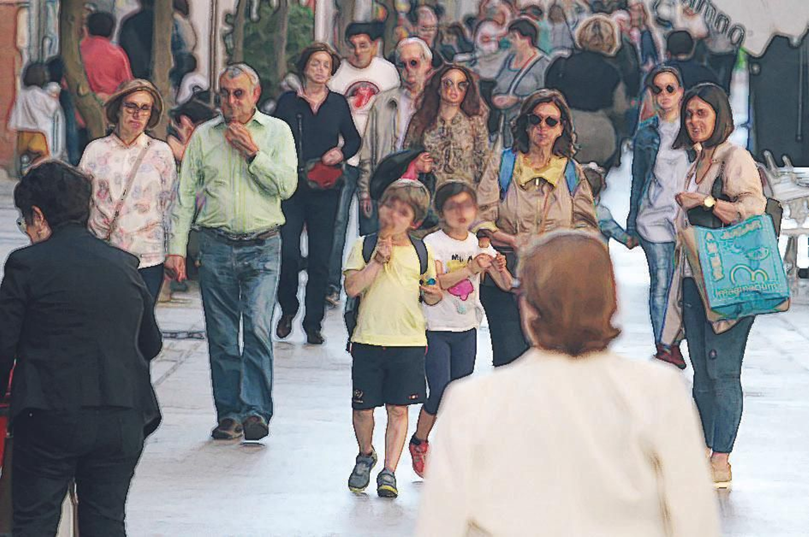 Público de diferentes edades en una calle andaluza