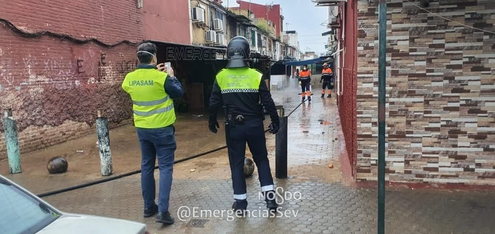 Policías y empleados de Lipasam, durante la intervención en Torreblanca.