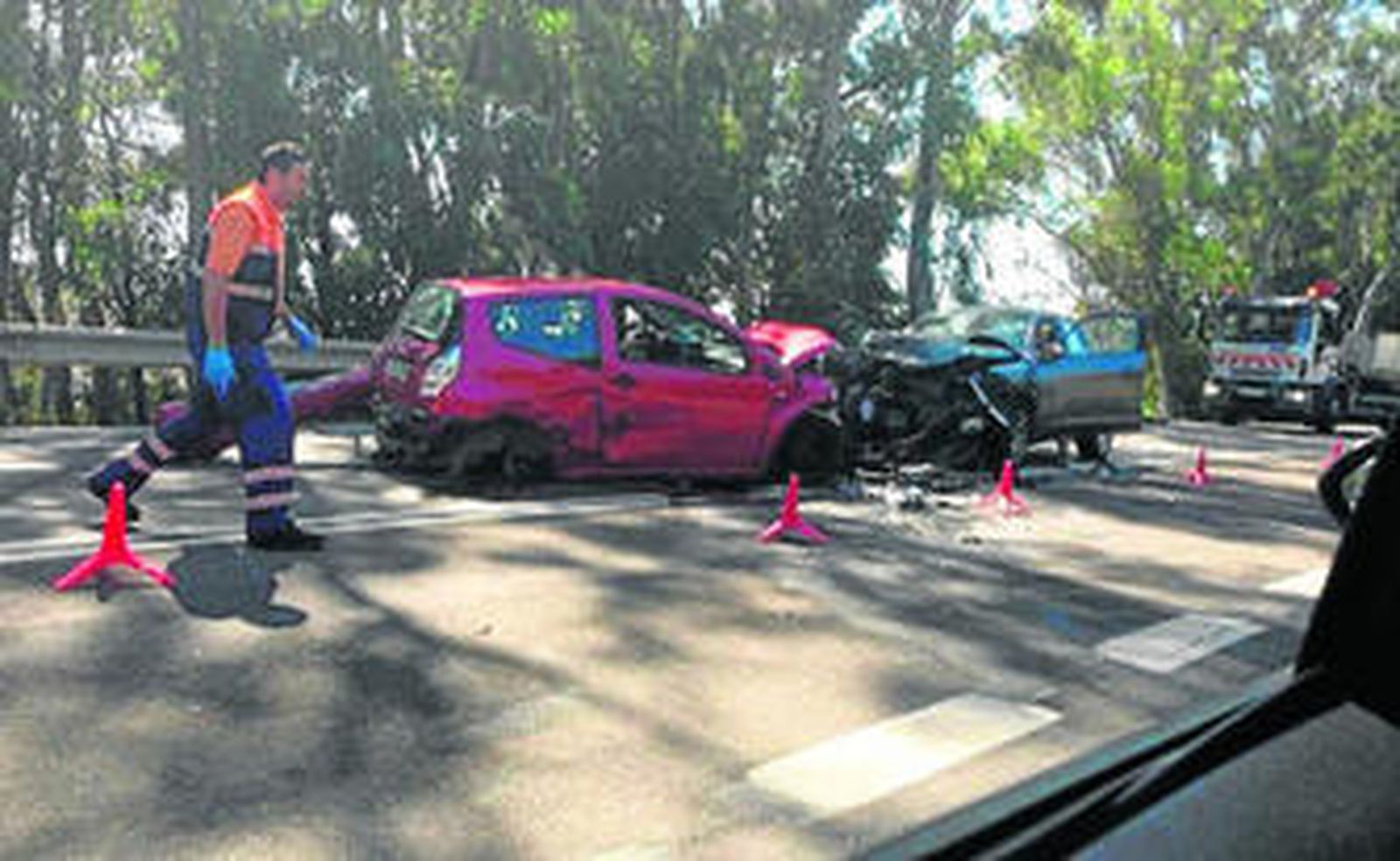 Dos de los coches involucrados en el accidente de ayer, que chocaron frontalmente.