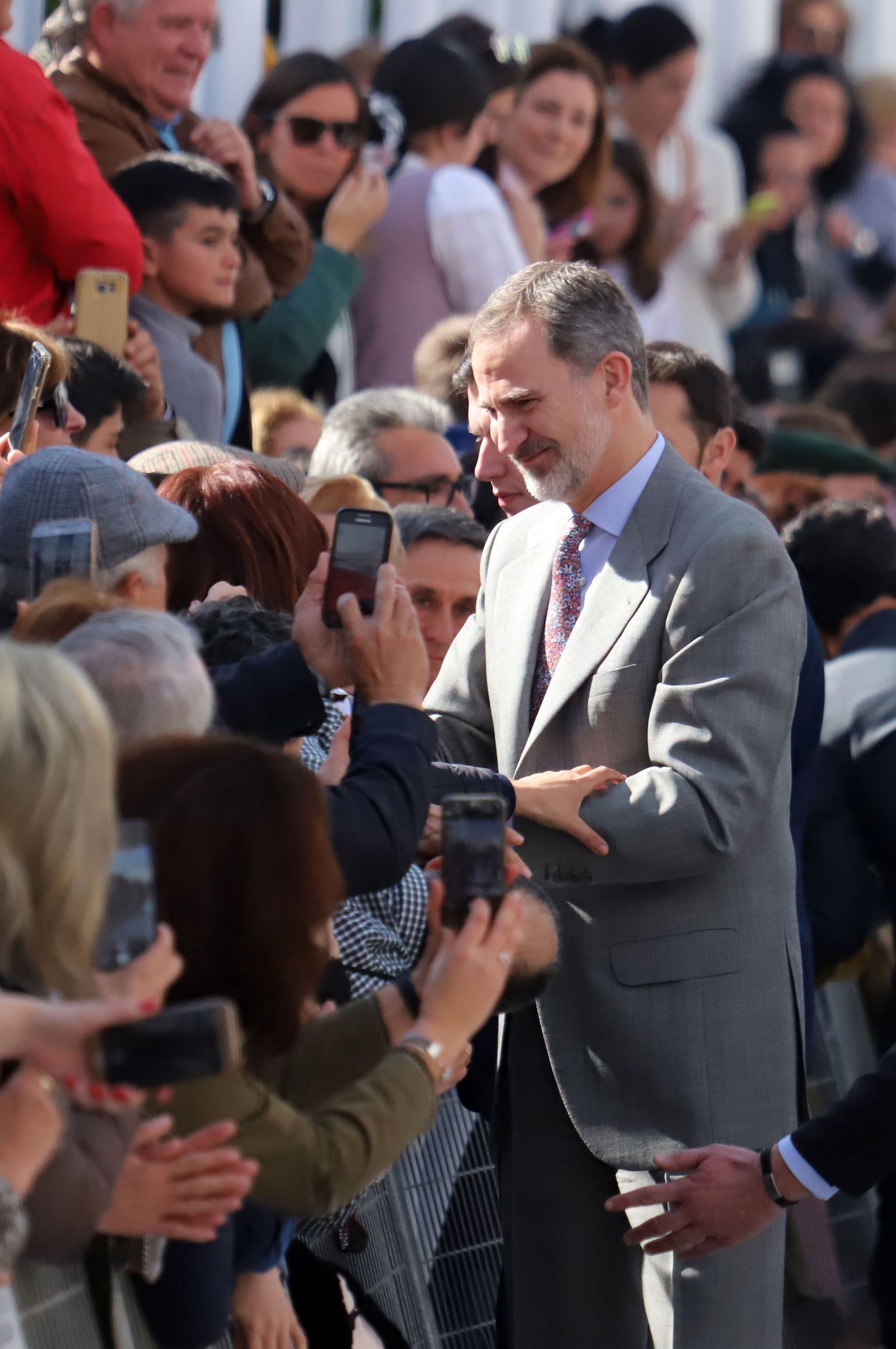 Imágenes de Don Felipe y Doña Letizia arropados por el cariño de los almonteños