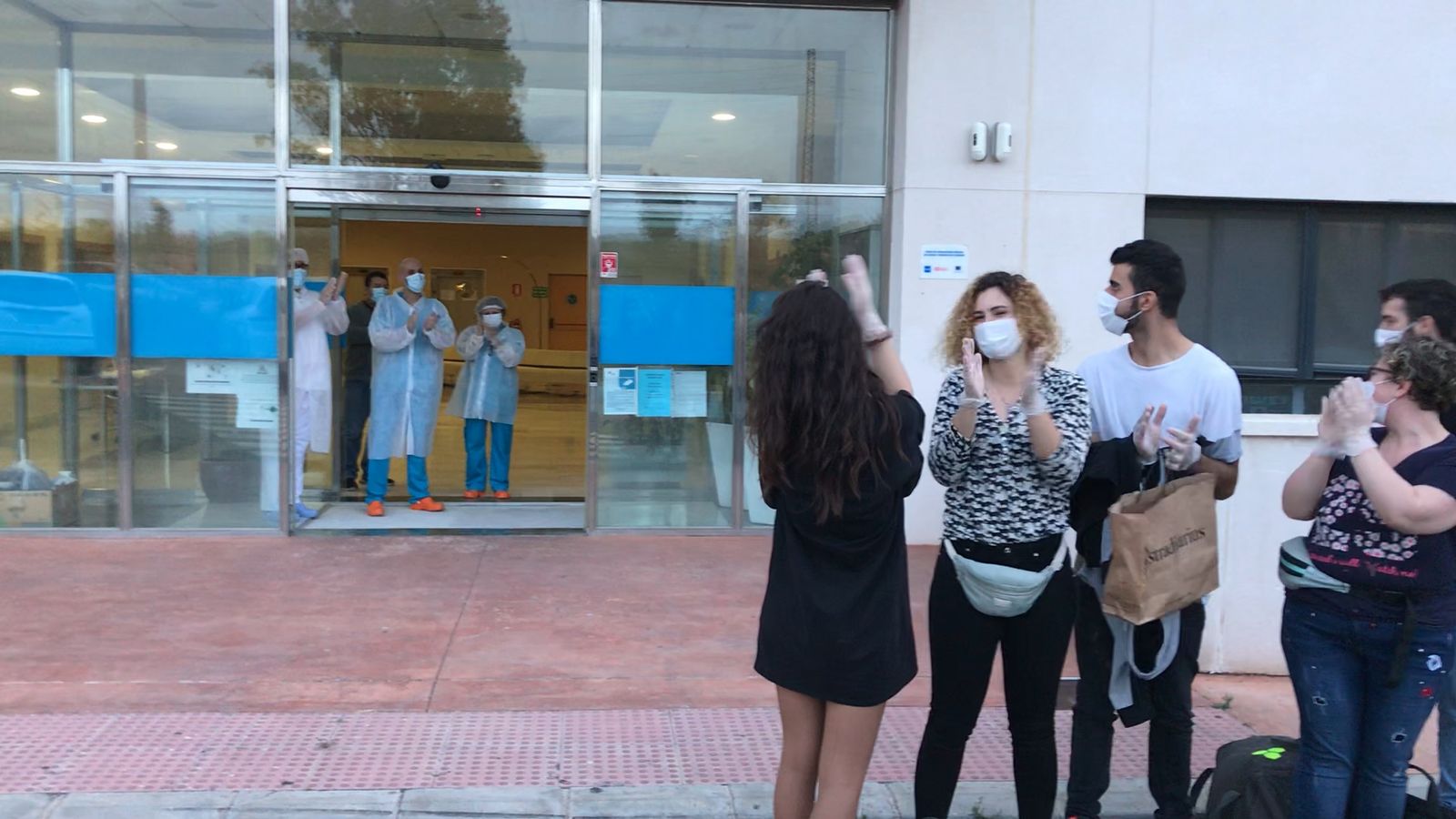 Salida tras confinamiento de 45 días de trabajadores de FAAM en imágenes