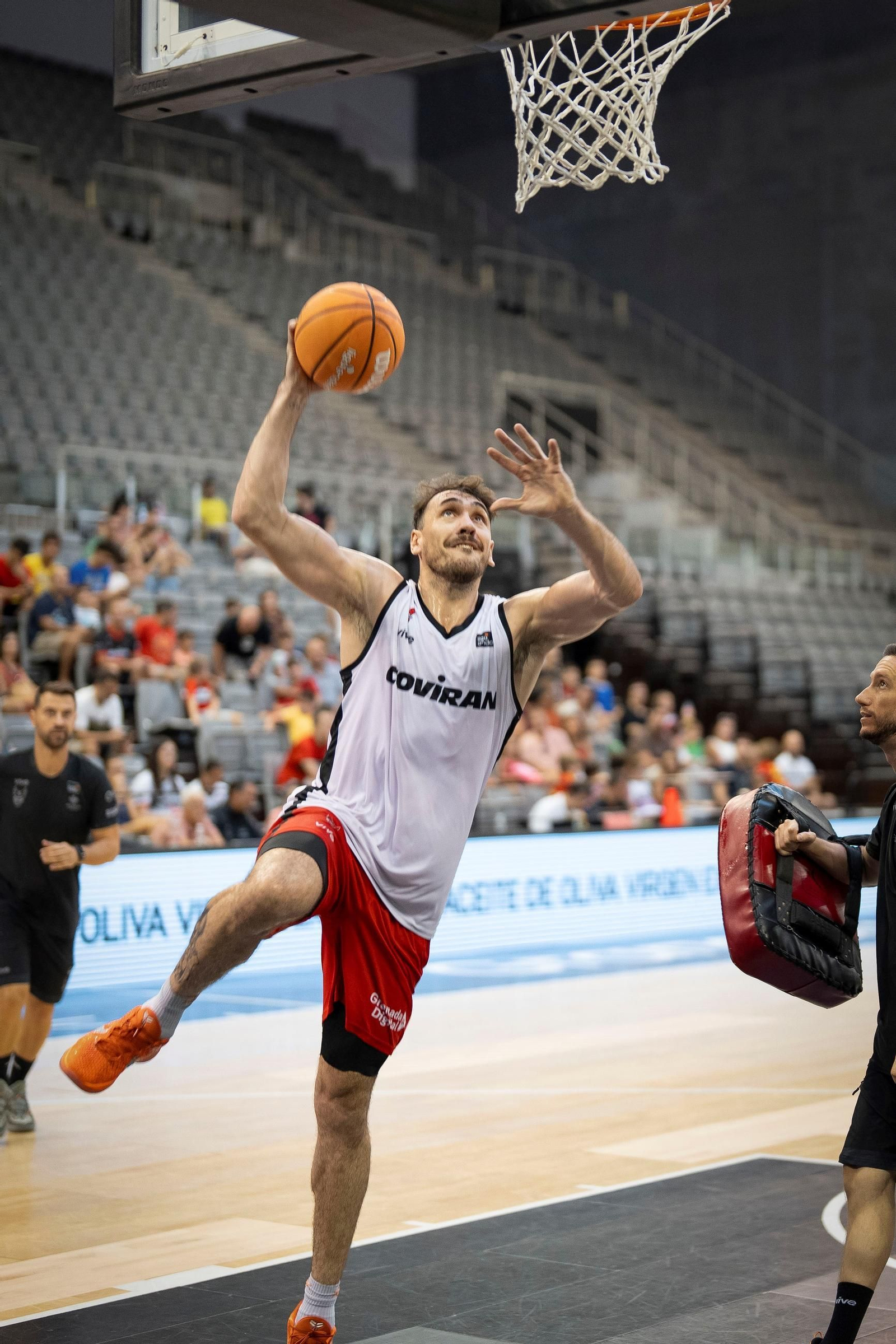 Las imágenes del entreno a puerta abierta del Covirán Granada en el Palacio