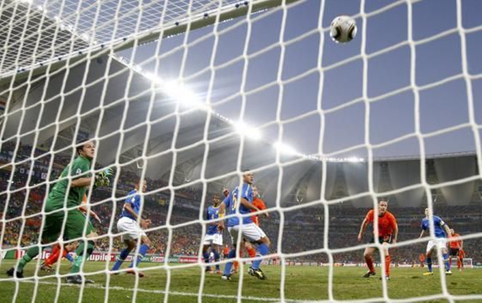 Holanda da la sorpresa y se mete en semifinales dejando fuera a Brasil en cuartos de final. / Reuters