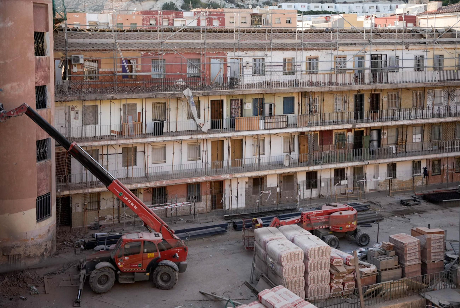 Las obras de rehabilitación en el edificio El Patio de Almería