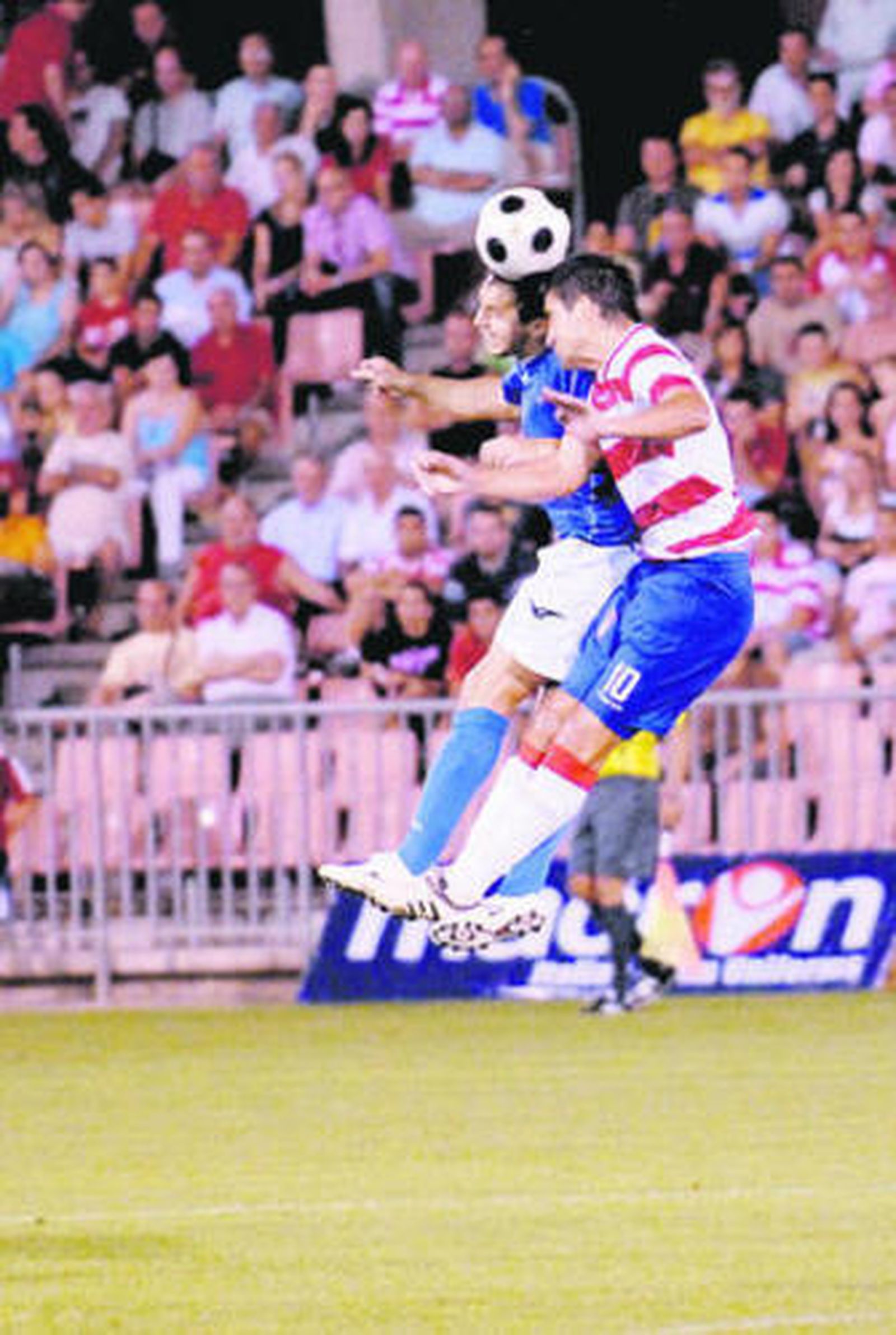 El xerecista Borja, que acabó expulsado, salta con un rival.