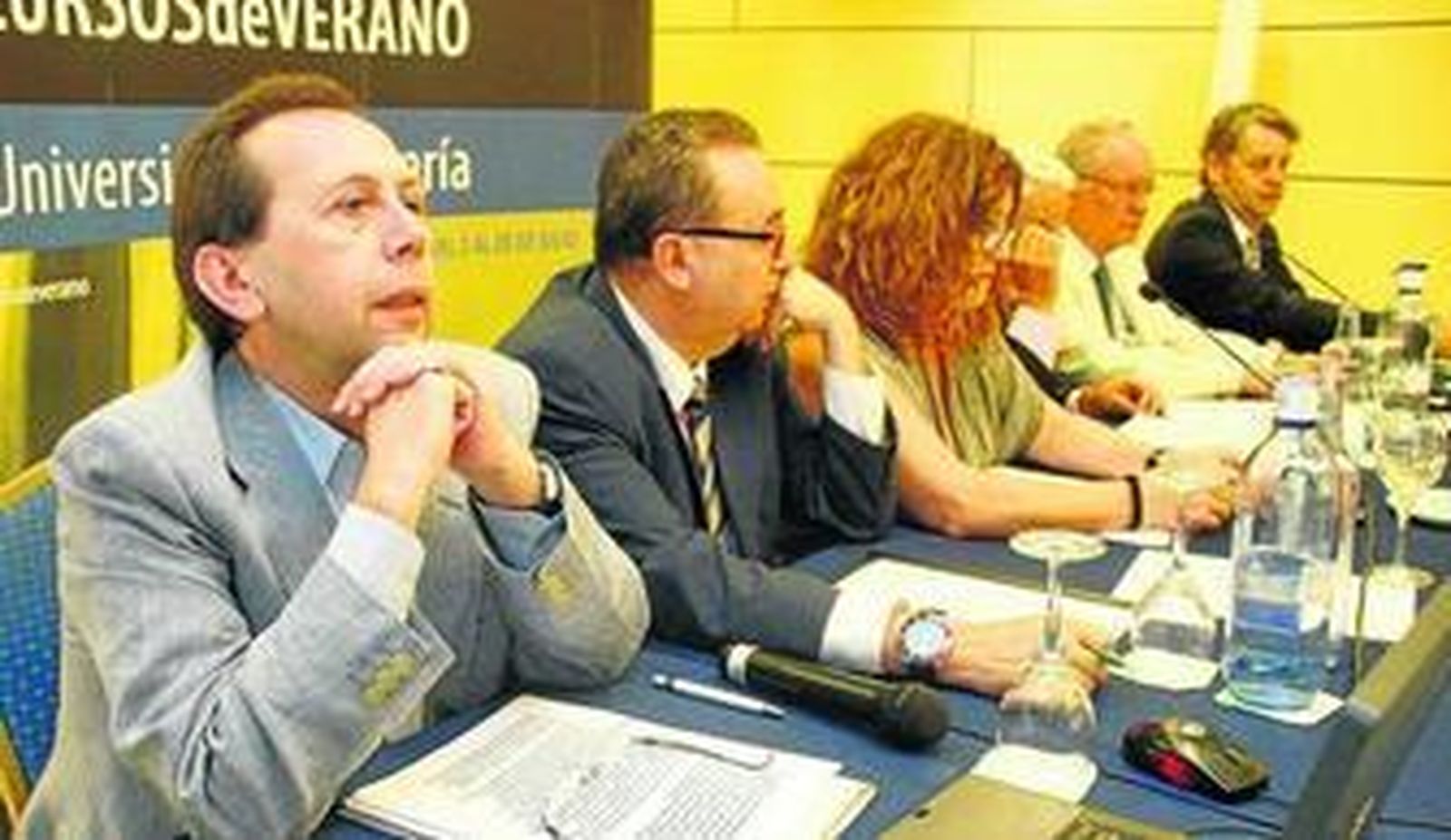 José Antonio Carrizosa, director de Diario de Sevilla y de Publicaciones del Grupo Joly en primer plano, junto a sus homólogos de diversos medios.