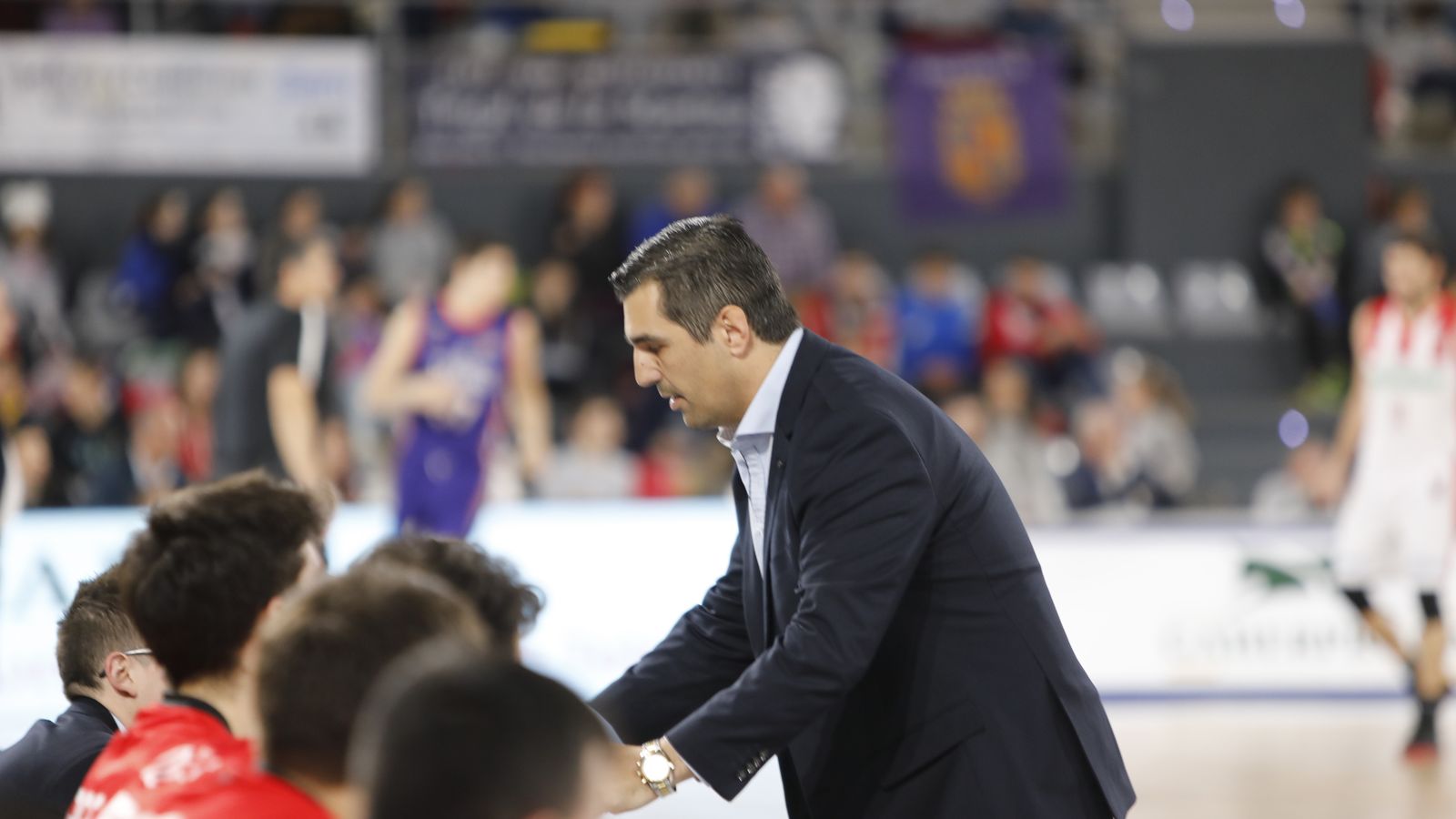 Pin se dirige a su banquillo