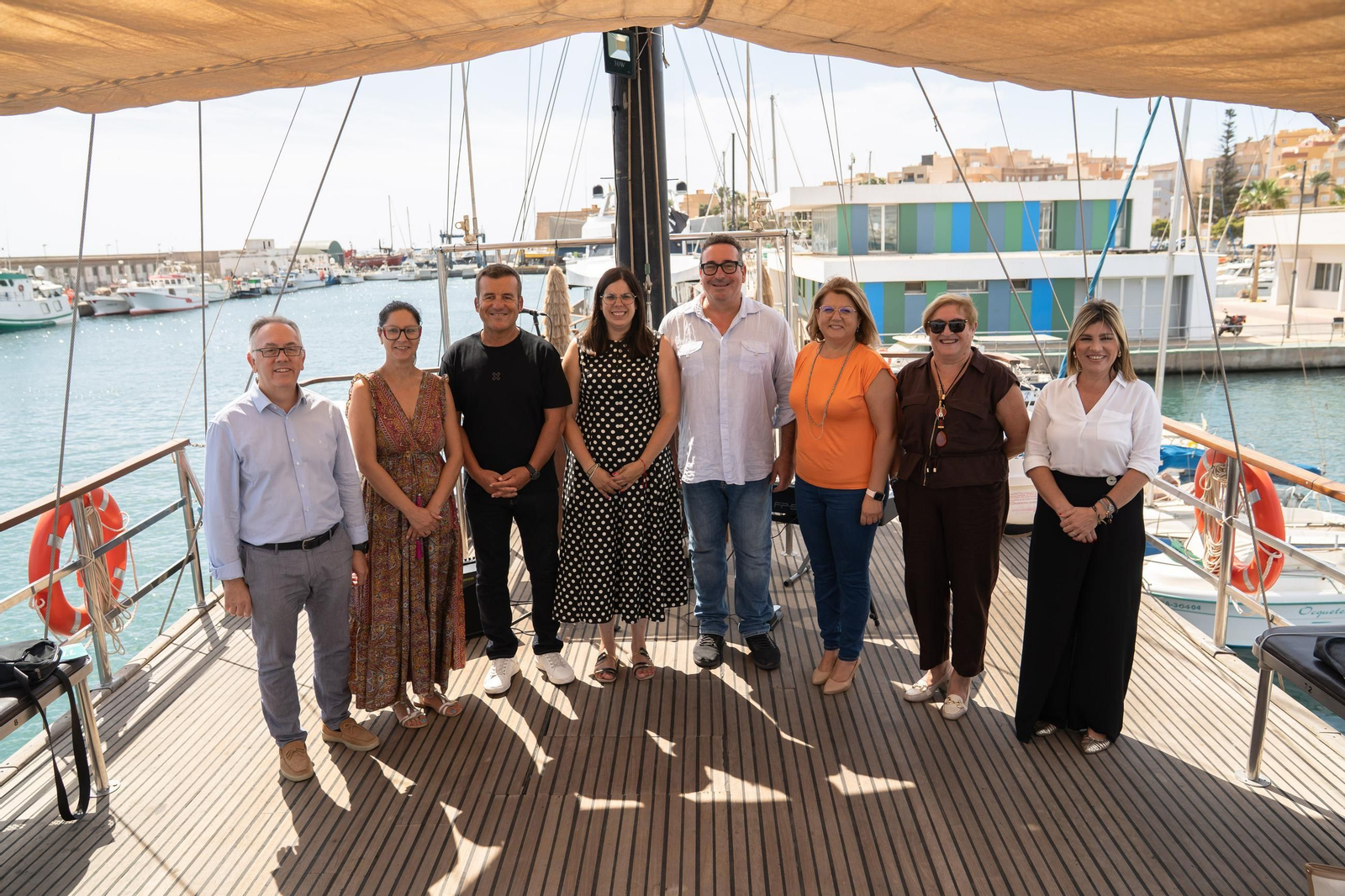 Almudena Morales con alcaldes y concejales de los municipios donde estará presente el jazz.