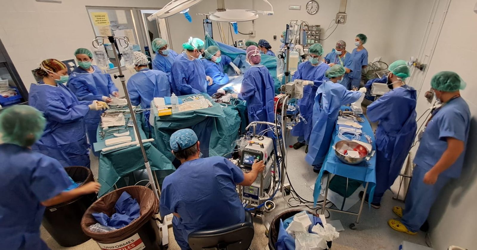 Interior de un quirófano durante un procesimiento de donación y trasplantes de órganos.