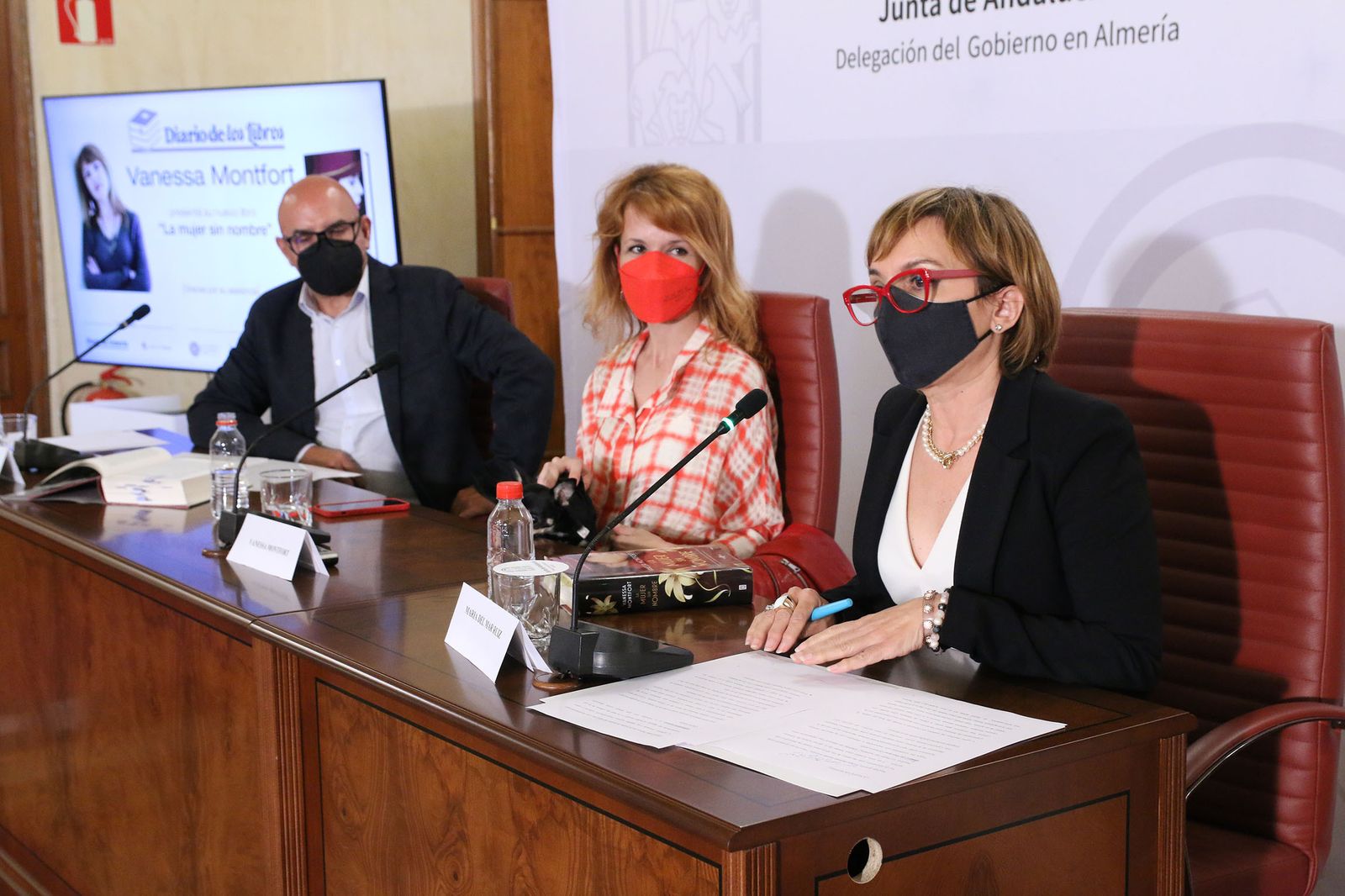 Fotogalería Diario de los Libros, con Vanessa Montfort y su obra 'La mujer sin nombre'