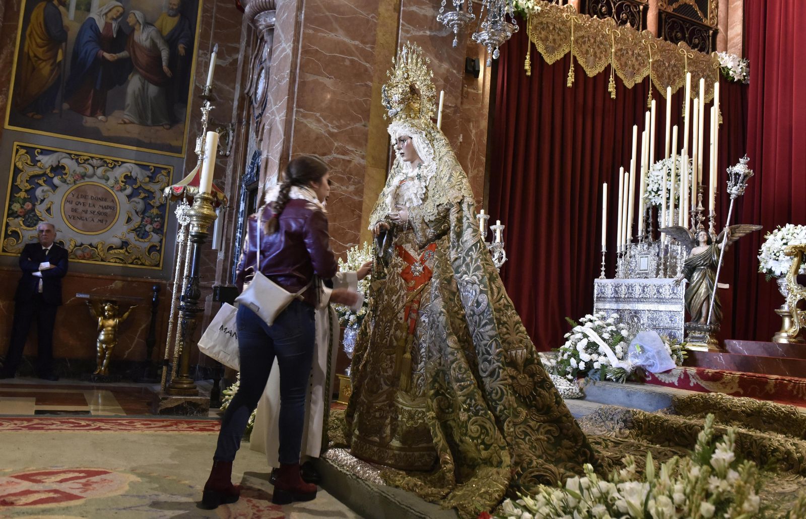 El besamanos de la Macarena, en imágenes